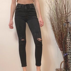 2/35 💛High waisted distressed 90s black jeans